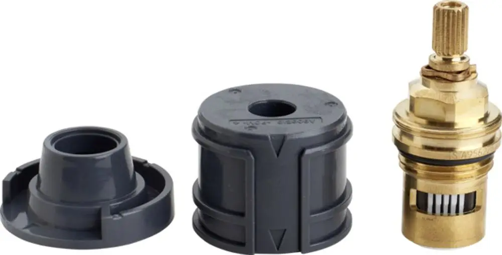 Keramisches Oberteil von Ideal Standard bestehend aus drei Teilen: einem grauen Kunststoffteil, einem Adapter und einer Ventileinheit.